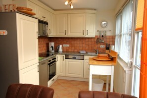 Kühlschrank, Mikrowelle, Ofen, Geschirrspüler