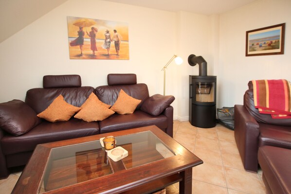 TV, fireplace, DVD player, stereo - Ferienwohnung mit 3- Zimmern auf ca. 100 m² (Wyk auf Föhr)