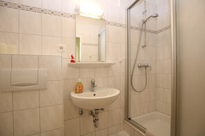 Shower, hair dryer - Ferienwohnung mit 2- Zimmern auf ca. 45m² mit Direktem Meerblick (Wyk auf Föhr)