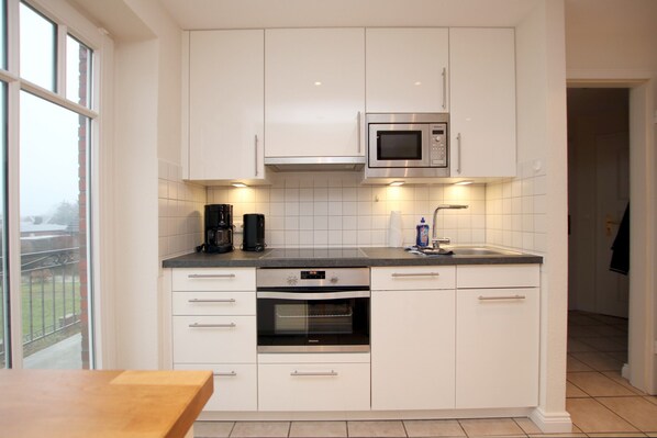 Fridge, microwave, oven, dishwasher - Ferienwohnung mit 3- Zimmern auf ca. 55m² (Wyk auf Föhr)