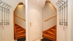 Eine Treppe mit Holzstufen und einer weißen Tür am oberen Ende.