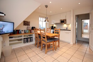 Réfrigérateur, micro-ondes, four, lave-vaisselle