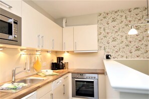 Kühlschrank, Mikrowelle, Ofen, Geschirrspüler