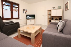 Fernseher, DVD-Player, Stereoanlage