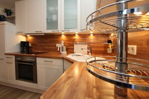 ثلاجة، ميكروويف، فرن، غسالة أطباق