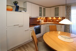 Kühlschrank, Mikrowelle, Ofen, Geschirrspüler