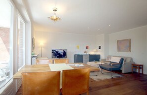 Fernseher, DVD-Player, Stereoanlage