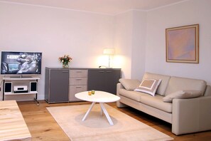 Fernseher, DVD-Player, Stereoanlage