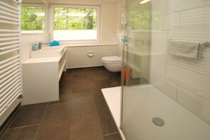 Shower, hair dryer - Ferienwohnung in Wyk, mit ca. 60m² Wohnfläche mit 2 Zimmern (Wyk auf Föhr)