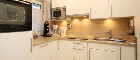 Kühlschrank, Mikrowelle, Ofen, Herdplatte