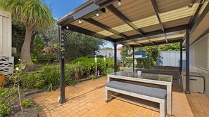 Outdoor dining - Sandcastles - Pet Friendly Accommodation (Budgewoi)