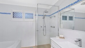 Bathtub, towels - Sandcastles - Pet Friendly Accommodation (Budgewoi)