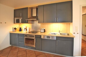 Microwave, oven, dishwasher - Ferienwhg. mit 3-zimmern, ca. 60m², im Zentrum von Wyk, Sehr Ruhig Gelegen (Wyk auf Föhr)