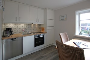 Mikrowelle, Ofen, Geschirrspüler, Wasserkocher mit Kaffee-/Teezubehör