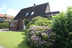 Exterior - Vacation apartment in Wyk, 3 persons + baby on the upper floor, 2-family house, 3 rooms, approx. 60m² (Wyk auf Föhr)