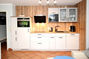 Microwave, oven, dishwasher - Ferienwhg. mit 3-zimmern auf ca. 60m², im Zentrum von Wyk, Sehr Ruhig Gelegen (Wyk auf Föhr)