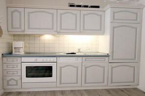 فرن، غسالة أطباق، ماكينة لصنع القهوة/الشاي