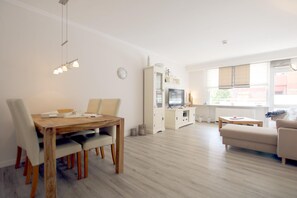 Fernseher, DVD-Player, Stereoanlage