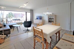 Fernseher, DVD-Player, Stereoanlage