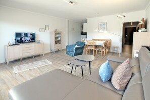 Fernseher, DVD-Player, Stereoanlage