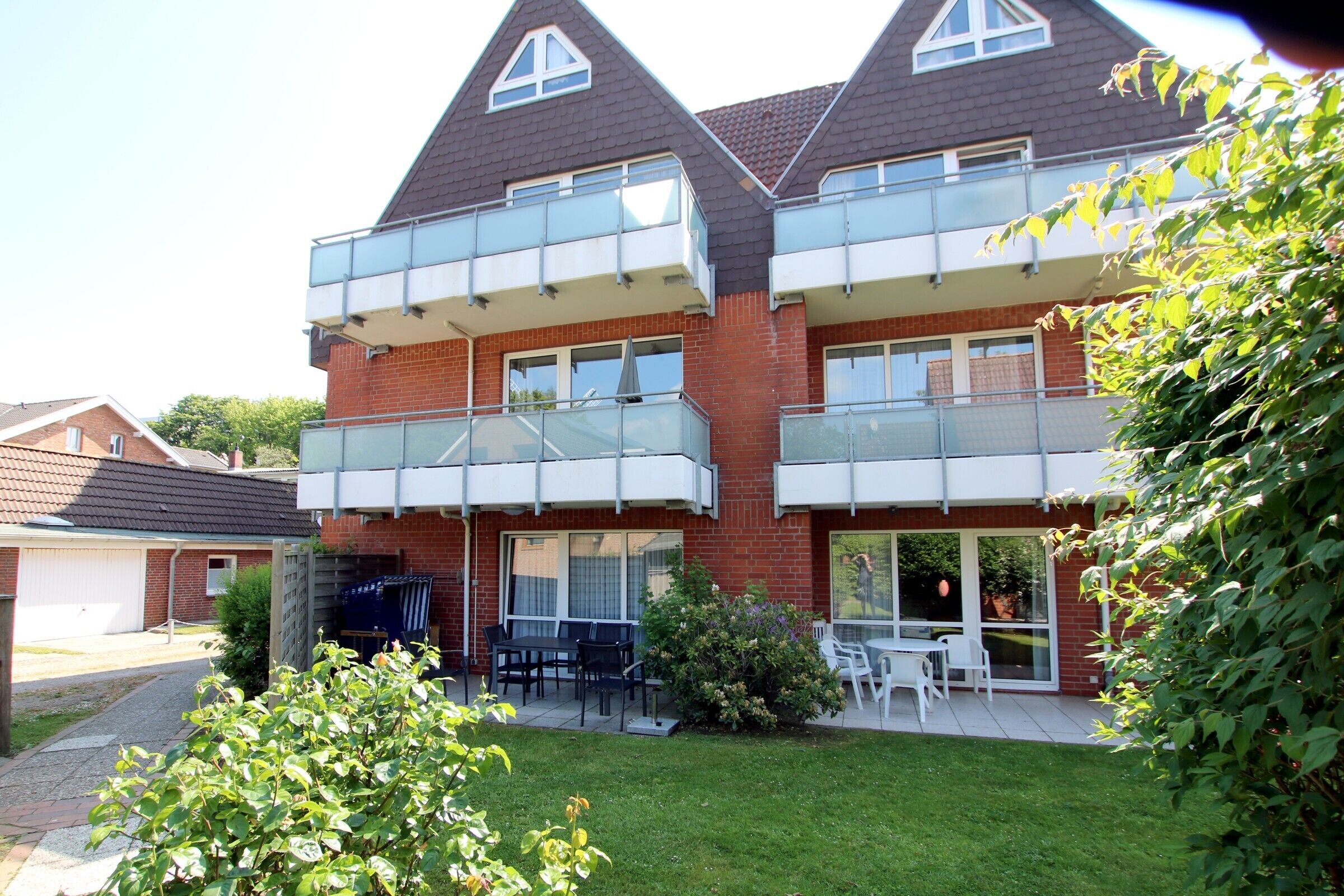 Ansicht der Westseite, es ist der Balkon links in der 1 Etage