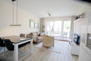 Fernseher, DVD-Player, Stereoanlage