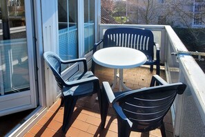 Outdoor dining - Ferienwohnung in Wyk mit 3- Zimmern auf 65 m² in der Ersten Etage mit Südbalkon (Wyk auf Föhr)
