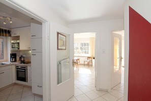 Mikrowelle, Ofen, Geschirrspüler, Hochstuhl