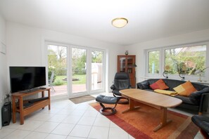 TV, fireplace, DVD player, stereo - Freistehendes Ferienhaus auf ca. 144 m² mit 5 Zimmern, Garten und Terrasse (Wyk auf Föhr)