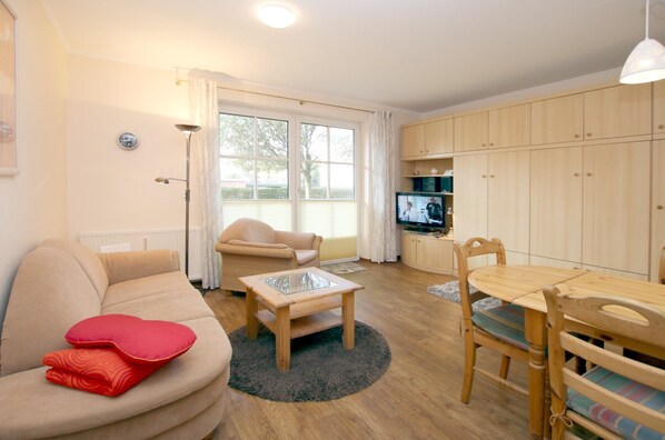 TV, stereo - Ferienwohnung mit 2-zimmern auf ca. 45 m² am Südstrand (Wyk auf Föhr)