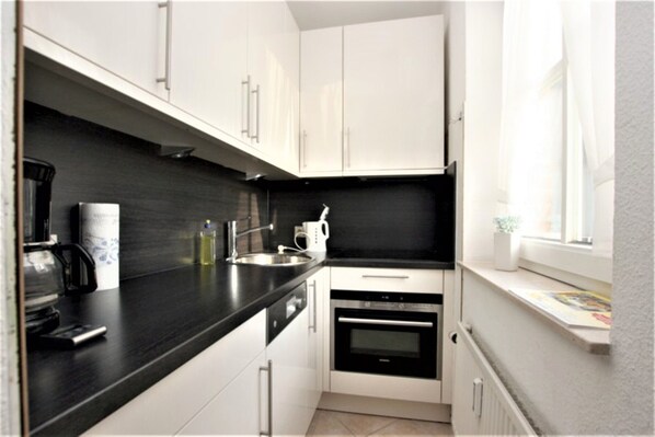 Kühlschrank, Mikrowelle, Ofen, Geschirrspüler