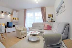 Fernseher, DVD-Player, Stereoanlage