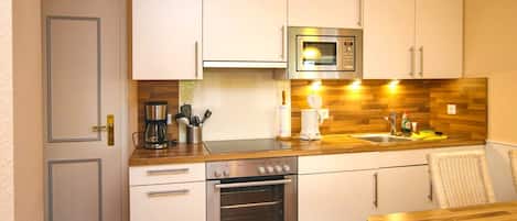 Fridge, oven, dishwasher, coffee/tea maker