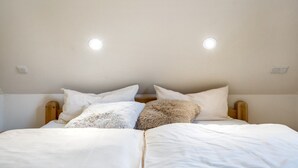 Ein Schlafzimmer mit einem Bett, zwei Nachttischen und zwei Wandlampen.