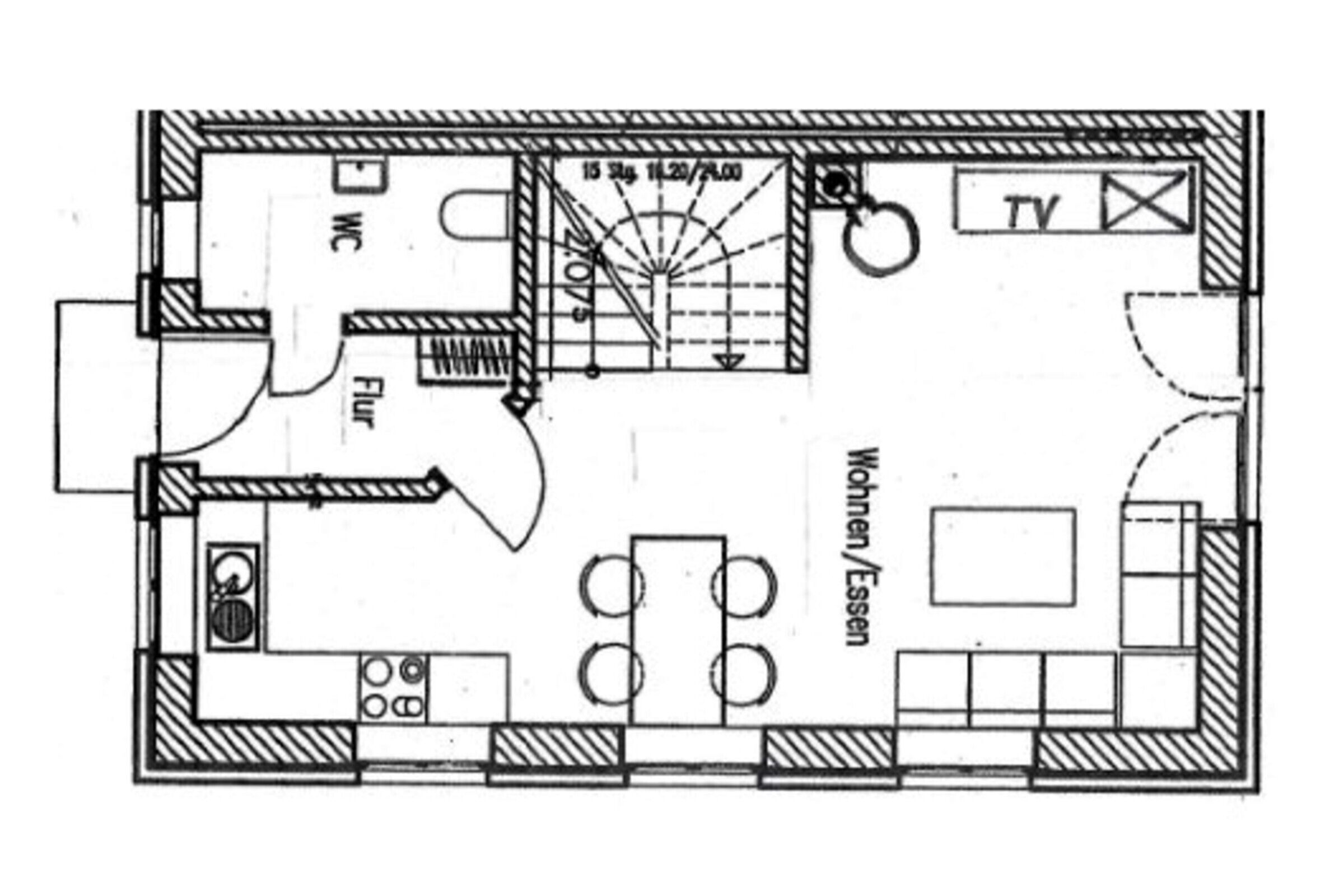 Plano de un cuarto de hotel con inodoro, televisor, zona de estar y una pequeña cocina.