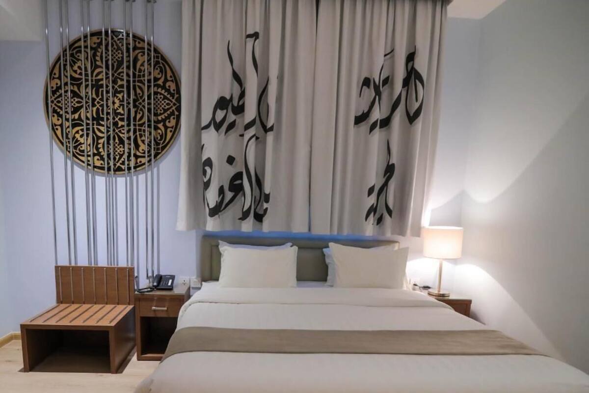 標準雙人房 | Tempur-Pedic 床墊、客房內保險箱、書桌、筆電工作空間