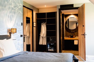 Family Quadruple Room | Minibar, in-room safe, desk, free WiFi