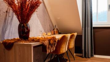 Comfort dubbelrum | Minibar, vÀrdeförvaringsskÄp pÄ rummet, skrivbord och gratis wi-fi