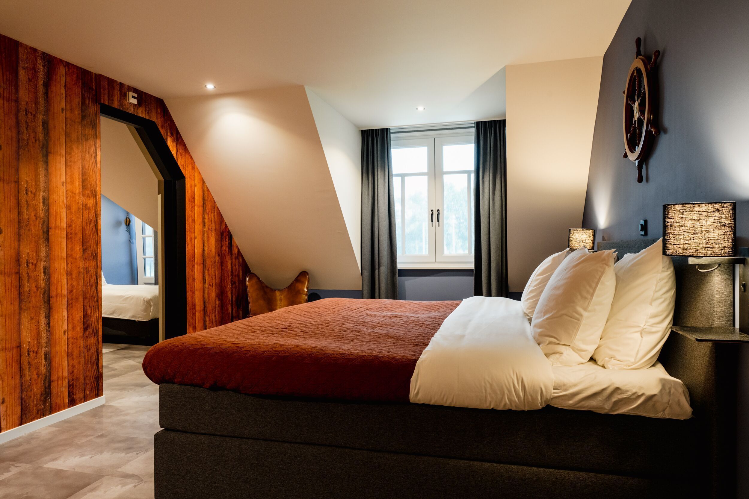 Minibar, in-room safe, desk, free WiFi