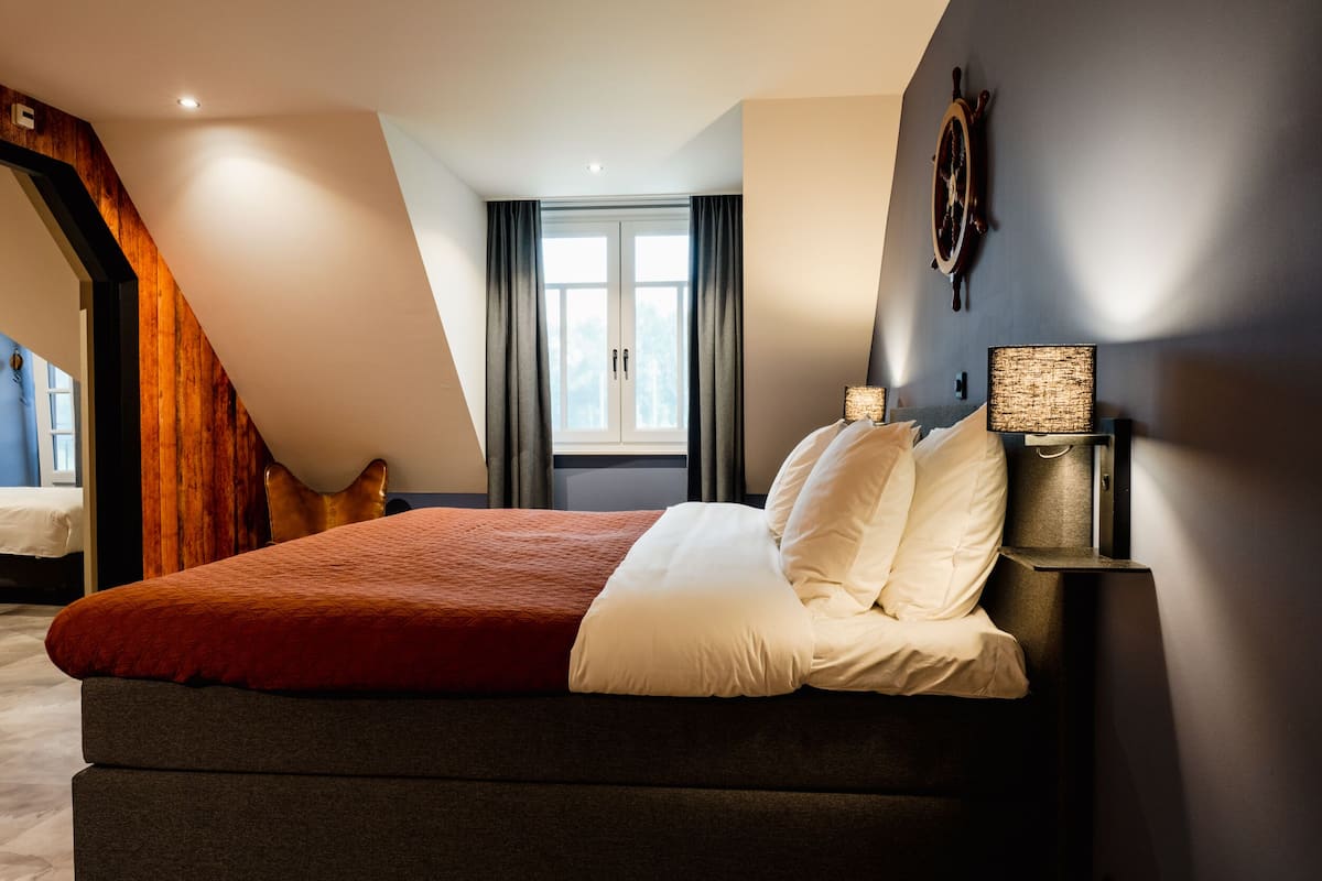 Family Quadruple Room | Minibar, in-room safe, desk, free WiFi