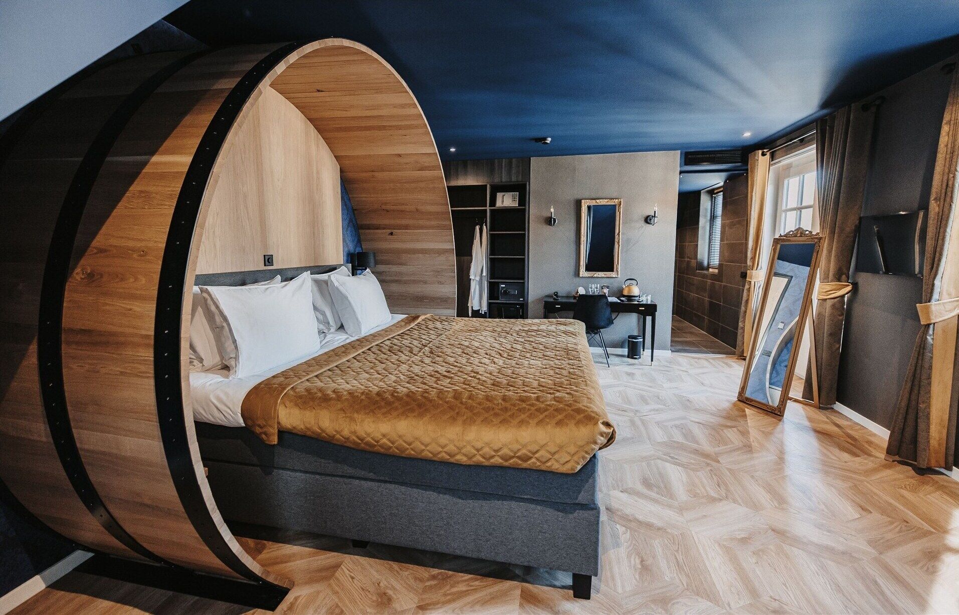 Minibar, in-room safe, desk, free WiFi