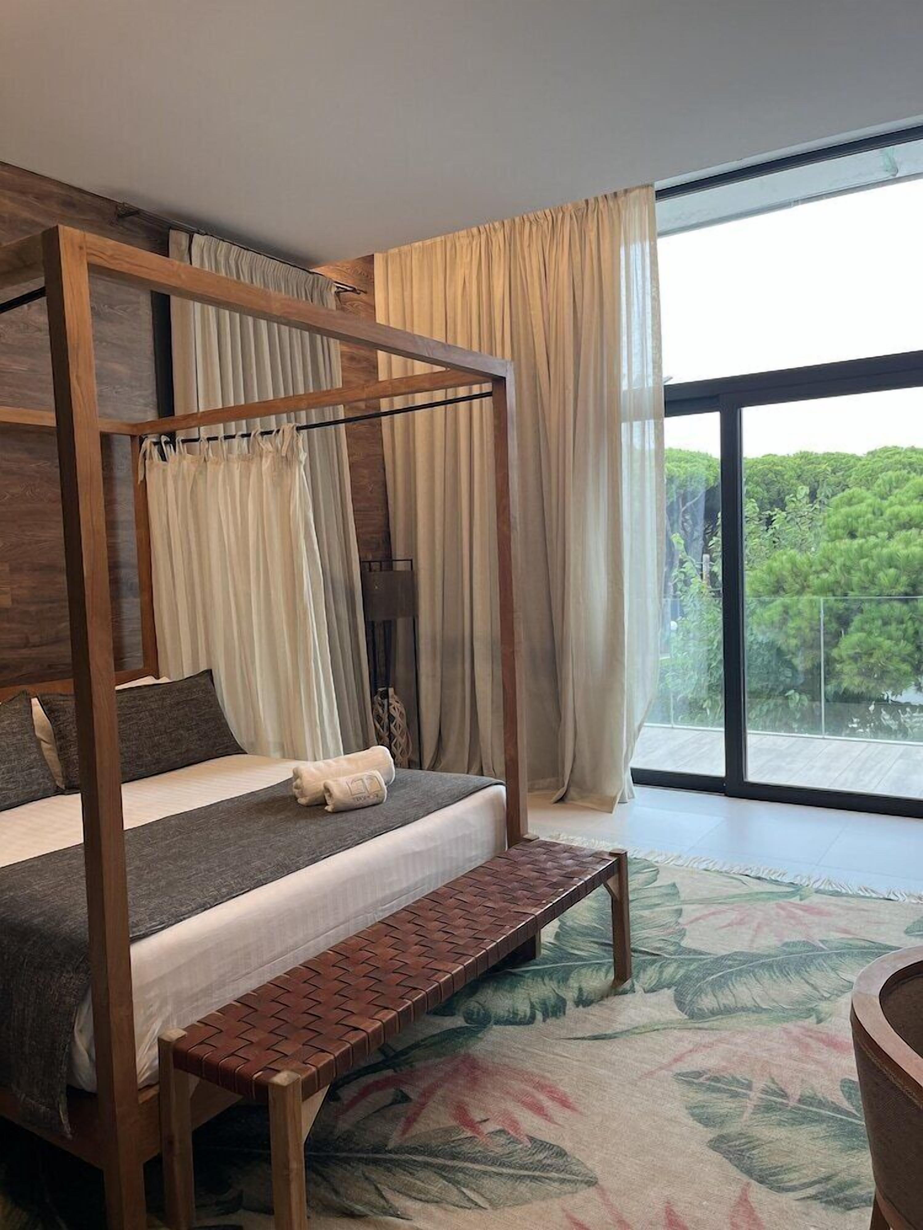 Roupas de cama premium, frigobar, cofres nos quartos, escrivaninha