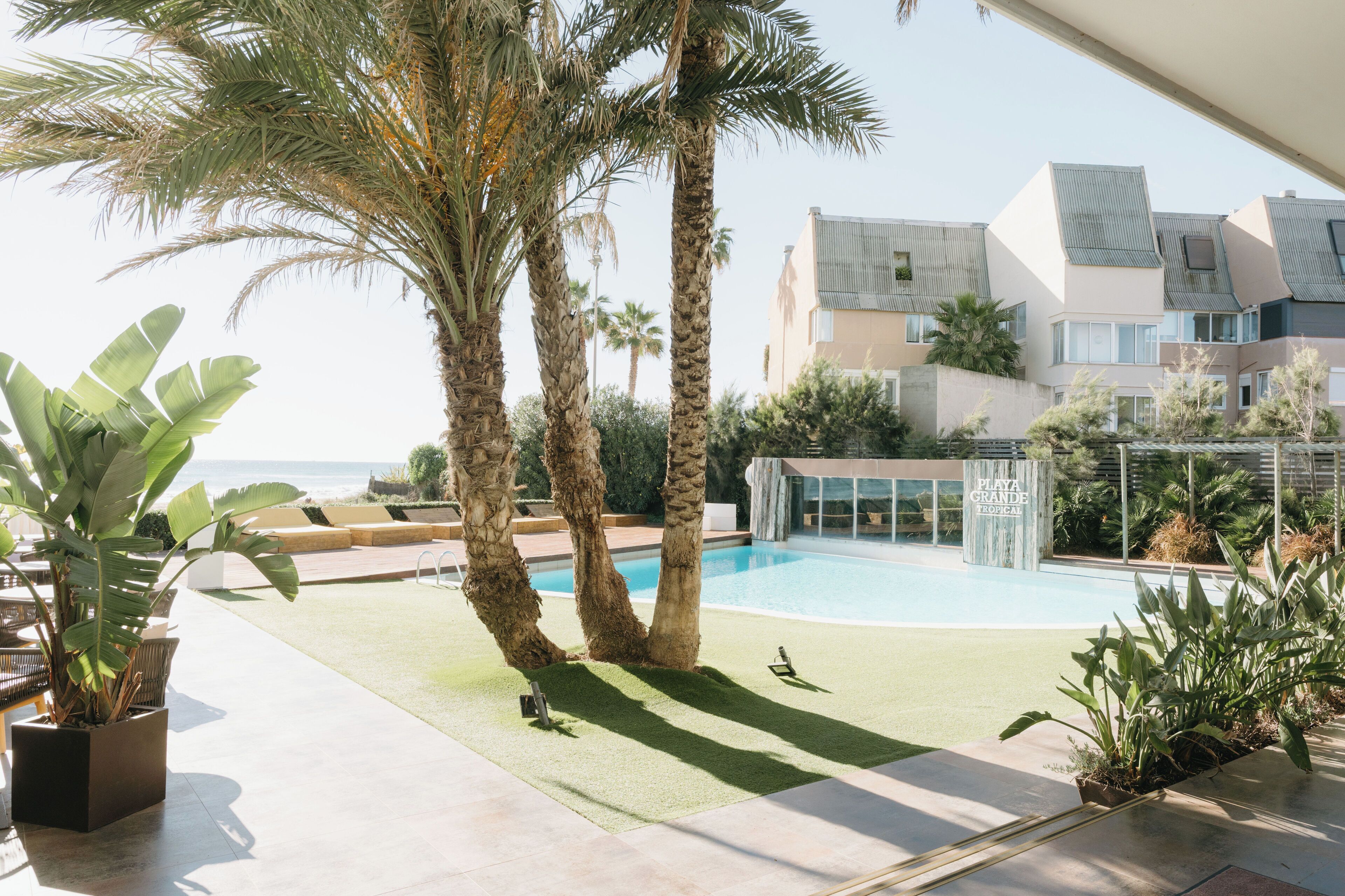 실내 수영장, 10:00 ~ 18:00 오픈, 일광욕 의자