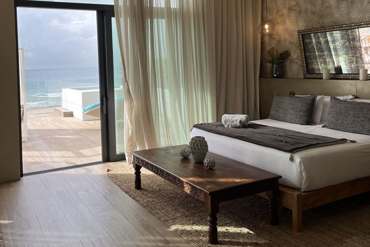 Luxe beddengoed, een minibar, een kluis op de kamer, een bureau