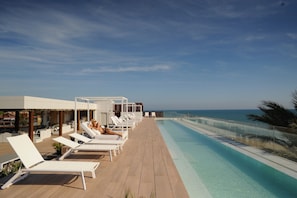 Piscine couverte, accès possible de 10 h 00 à 18 h 00, chaises longues