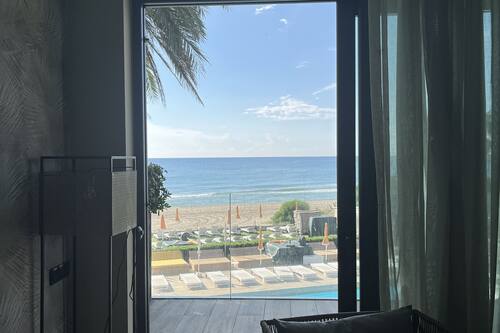 Habitación doble junior, frente al mar | Ropa de cama de alta calidad y minibar