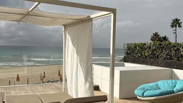 Ropa de cama de alta calidad y minibar