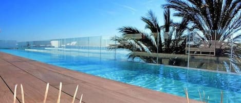 Inomhuspool med öppettider 10.00 till 18.00, och solstolar