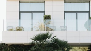 Un bâtiment moderne avec une grande enseigne indiquant le mot « TROPICAL » sur le niveau supérieur.