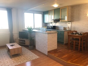 Réfrigérateur, micro-ondes, four, plaque de cuisson